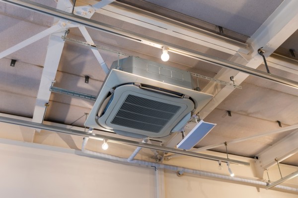 工事費を抑えられる？高くなるケースは？業務用エアコンの工事費を解説
